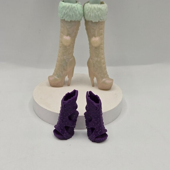 Ever After High Doll Shoe Set: Raven Queen & Crystal Winter Replacements - Picture 1 of 7